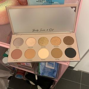 Dominique Cosemtics Essential Eye Shadow Palette